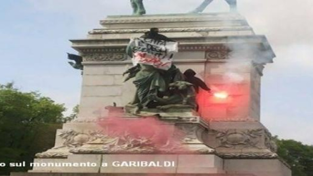 I No global sul Monumento a Garibaldi  a Milano