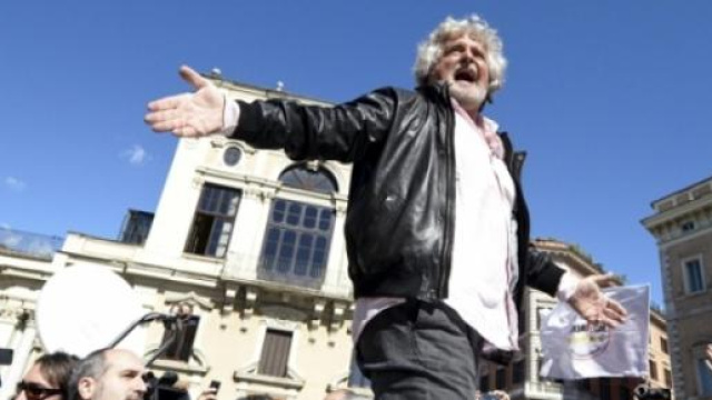 Il leader del M5S in un comizio improvvisato