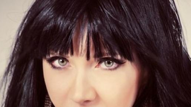 Tagli con frangia, riga in mezzo e fris&egrave;