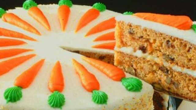 Torta di carote con aggiunta di farcitura e glassa