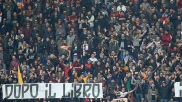 lo striscione contro la madre di ciro esposito