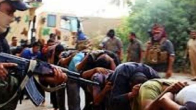 Civili tenuti in ostaggio dai soldati