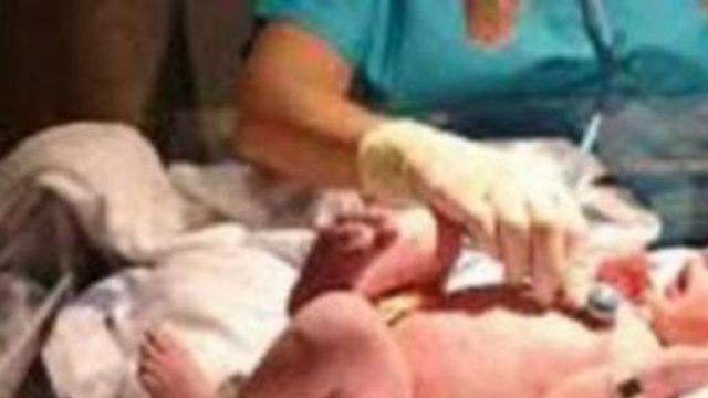 Bimbo di una settimana trovato in un sacchetto