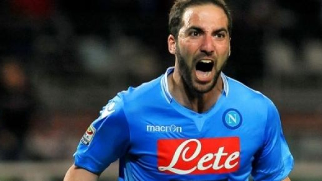 Higuain esulta dopo un gol