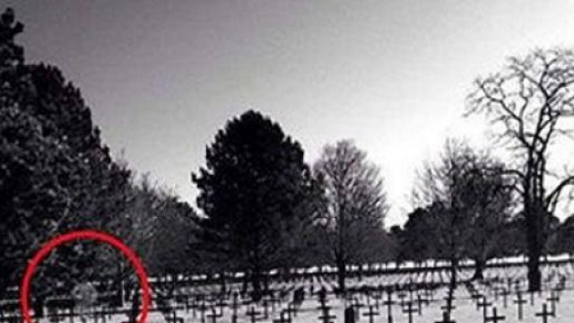 La foto di un cimitero innevato