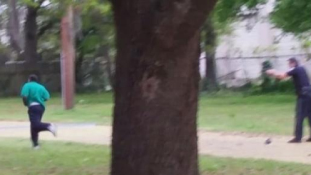 Il poliziotto spara all'afroamericano che scappa