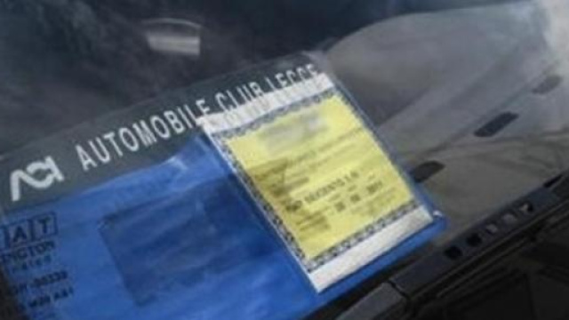 Un comune contrassegno per auto