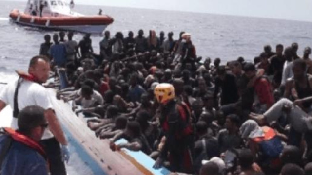 Barcone di migranti nel Canale di Sicilia.