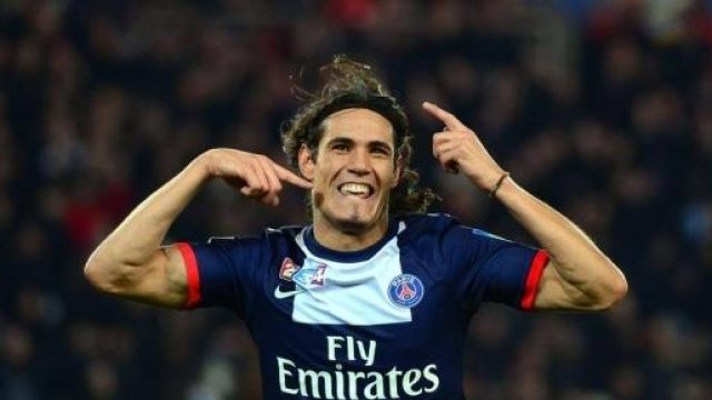 Edinson Cavani festeggia con la maglia del PSG