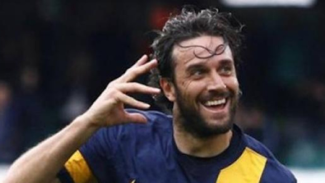 La tipica esultanza di Toni dopo aver fatto gol