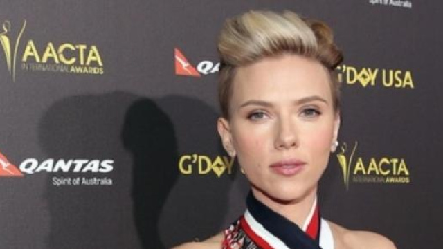 Moda tagli capelli corti e medi 2015: la Johansson