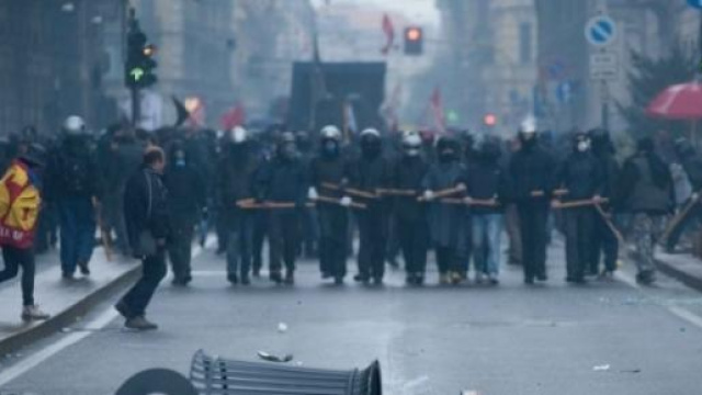 Polizia in tenuta antisommossa a Milano.