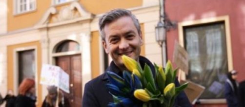 Robert Biedron en el d&iacute;a de la mujer apoyando