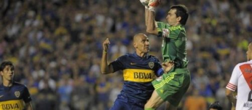 El cata Diaz disputando un bal&oacute;n