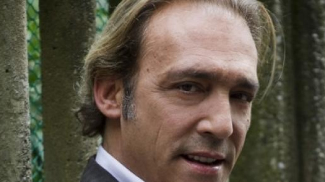 Luca Ward interpreta Ruggero ne Le tre rose di Eva