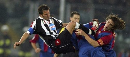 Del Piero y Puyol disputando el bal&oacute;n. 