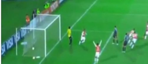 Independiente festeja en el arco de Estudiantes