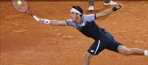 Mayer no pudo con el potente servicio de Isner 