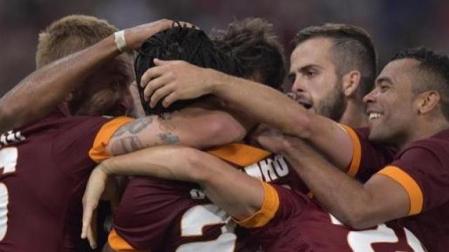 I giallorossi festeggiano la rete appena siglata 