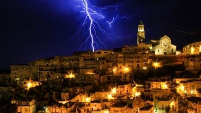 Sassi, vista notturna, Piazza Vittorio Veneto.
