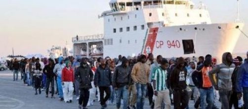 Shipwrecked refugees land in Sicily, April 2015
