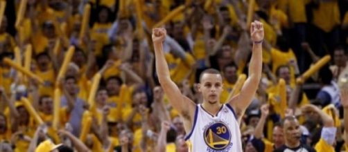 Stephen Curry celebrando la victoria
