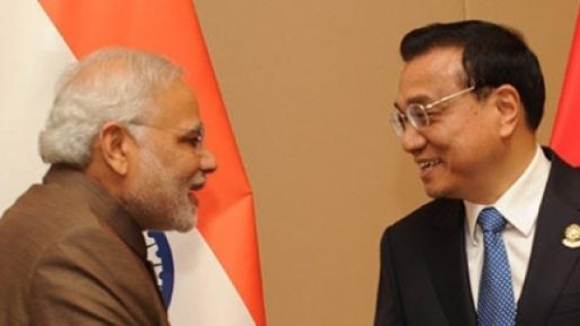 Il saluto tra il premier indiano e quello cinese. 