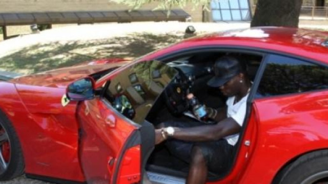 Balotelli al volante della sua Ferrari