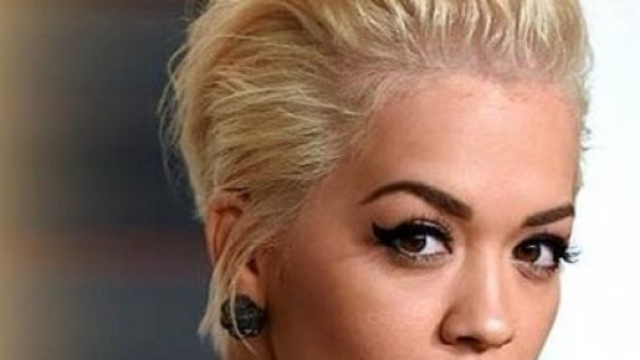 Rita Ora, capelli corti all'indietro