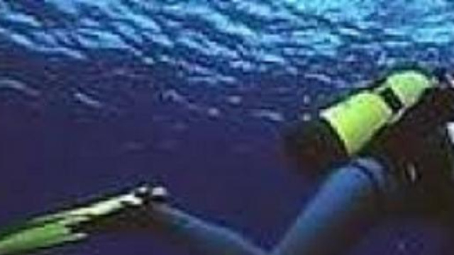 Sub in immersione nei fondali marini.