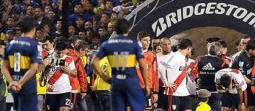 La im&aacute;gen de la derrota: Boca-River, no contin&uacute;a