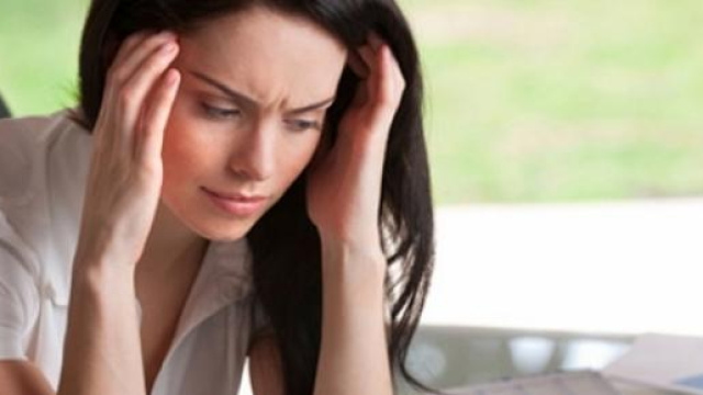 Donna stressata lavora al pc