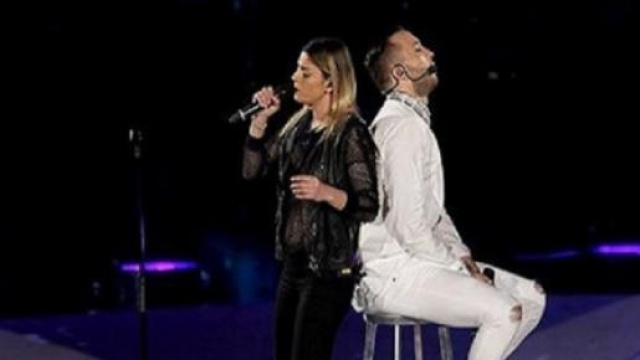 Emma e Briga in duetto sul palco di Amici.