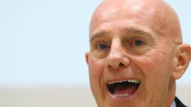 Sacchi durante una conferenza stampa