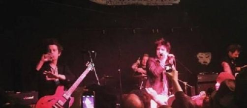 Jason, Billie joe, Mike y Tr&egrave; Cool en pleno show