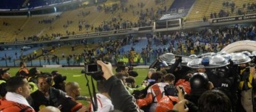 Plate&iacute;stas atacando la salida de los jugadores