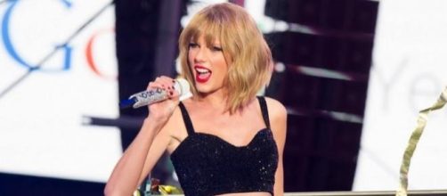 Taylor Swift actuando en su gran noche