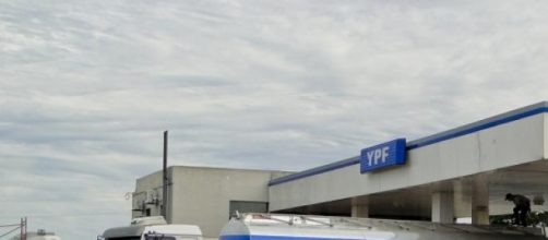 Un cami&oacute;n de YPF provee combustible 