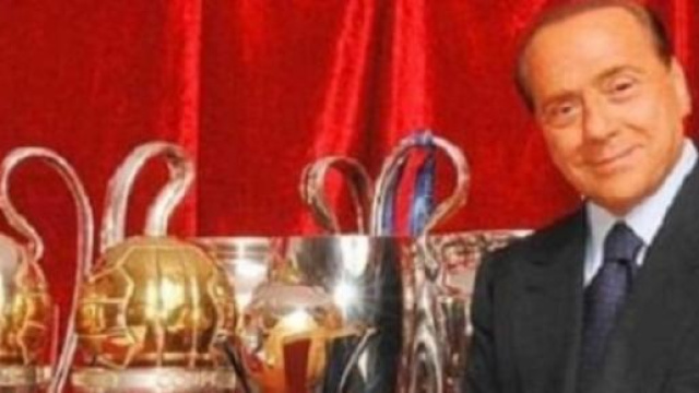 Berlusconi in posa con i trofei del Milan