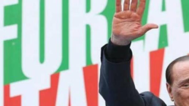 Berlusconi in un commosso saluto ai sostenitori