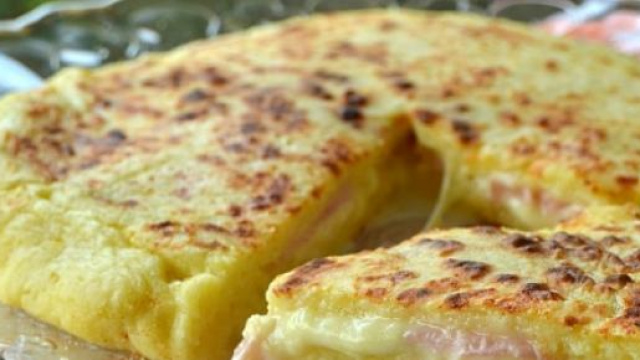 La pizza ripiena, con patate e formaggio