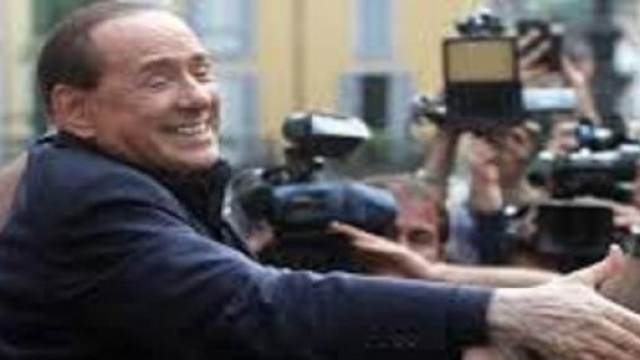Silvio Berlusconi saluta i fans.