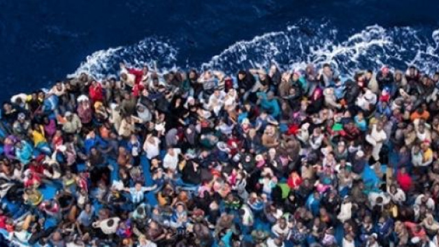 Uno dei tanti barconi carichi di immigrati