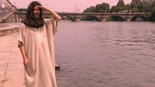 Uomo si aggira per Torino nelle vesti di Ges&ugrave;.