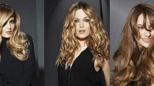 Capelli lunghi con onde o ricci per l'estate