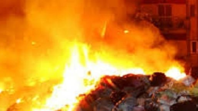 Rifiuti in fiamme nella terra dei fuochi.