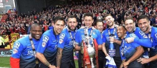 El campe&oacute;n festejando con la copa en sus manos