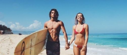 Jay y Alexis juntos en una playa paradis&iacute;aca.