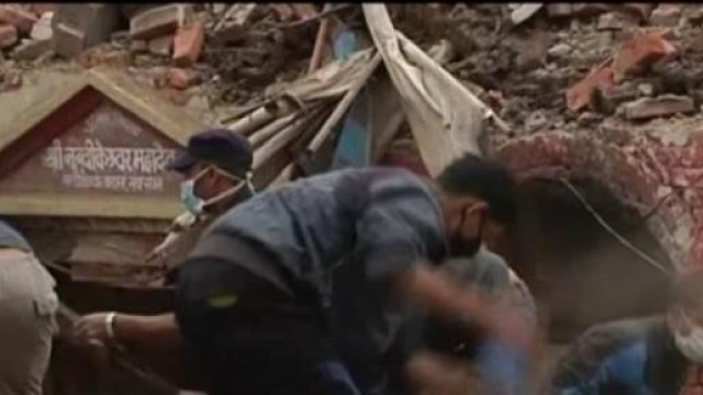 Donna salva dopo 128 ore sotto le macerie