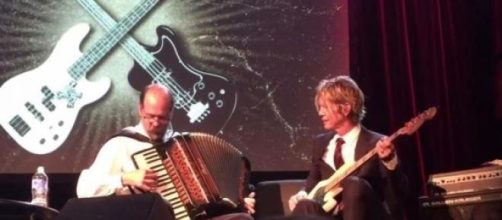 Duff McKagan y Chris Novoselic tocando juntos